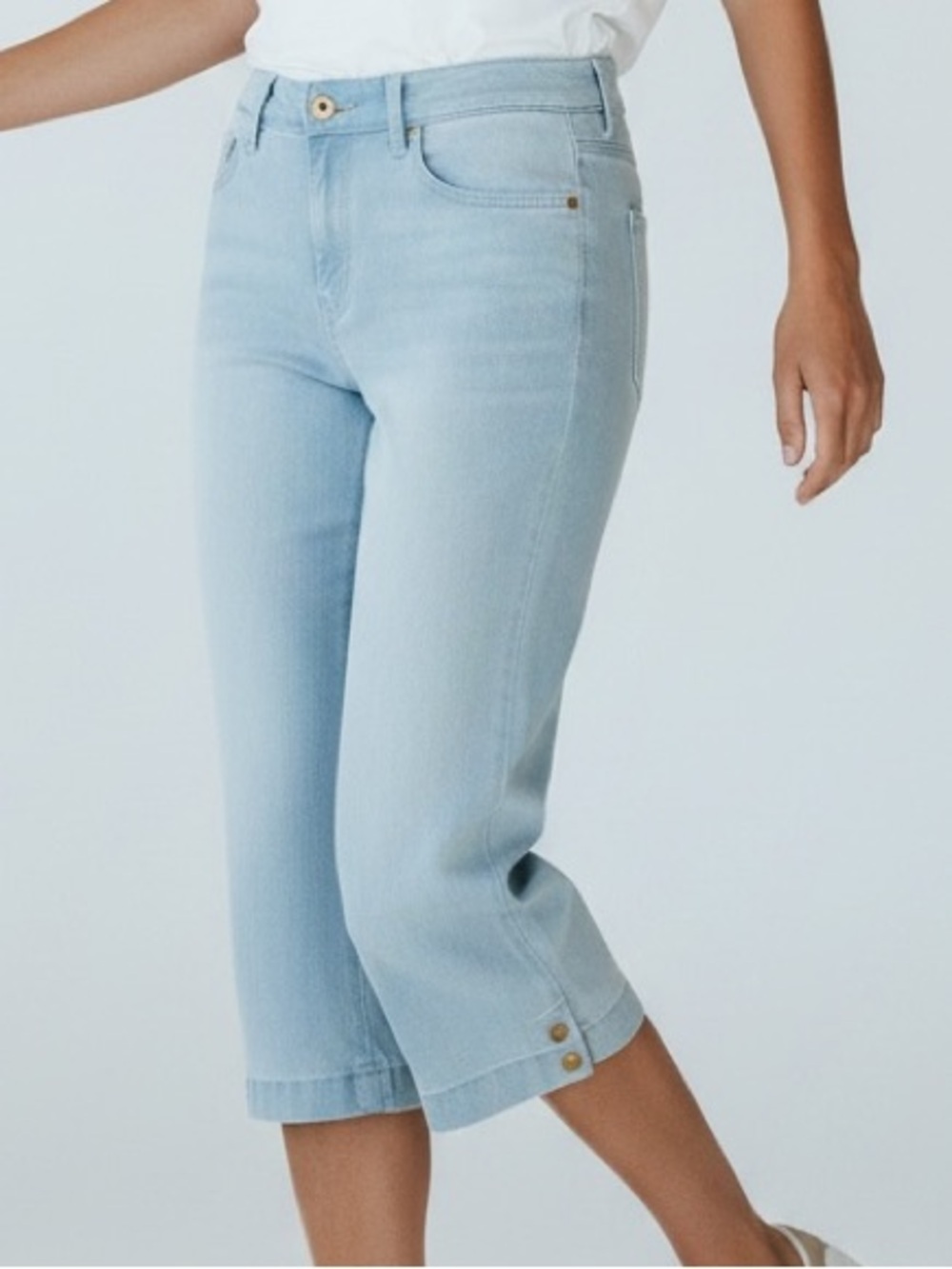 Women's  light Blue Slimming Effect Capri Jeans